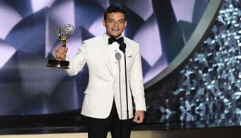 رامي مالك يتسلم إيمي