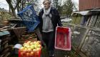 بالصور.. مسنة روسية تقدم مساعدات للفقراء في سان بطرسبورج