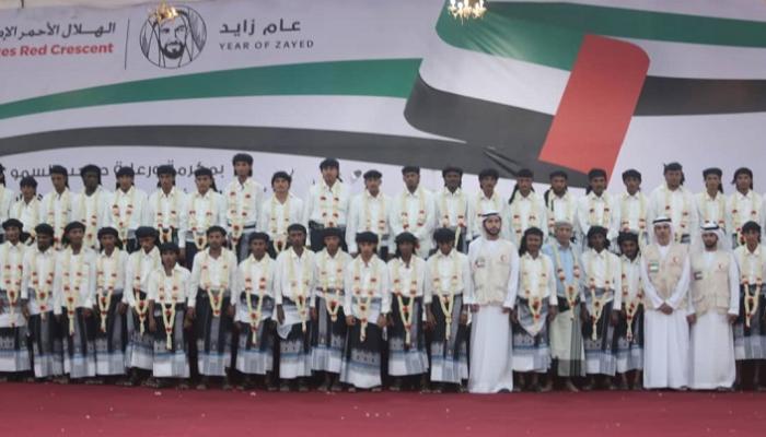 الهلال الأحمر الإماراتي ينظم زفافا جماعيا لـ100 شاب في تعز اليمنية