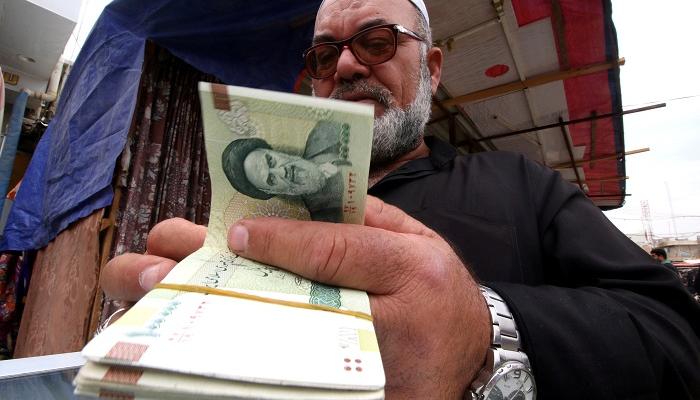تدني القدرة الشرائية للعملة الإيرانية بعد هبوطها أمام الدولار