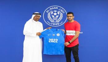 اللاعب عقب توقيع العقد