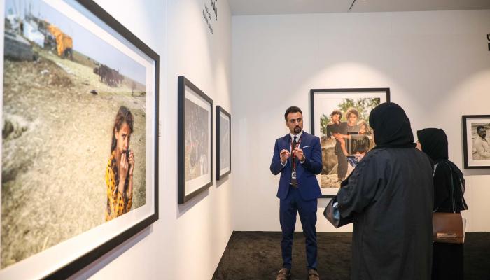 معن حبيب يشرح معاني صوره لزوار معرض "عين على العراق" 