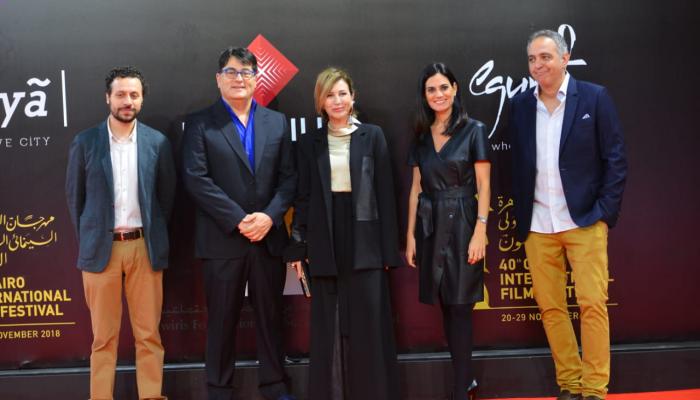 بطلة "حب غير متوقع" مع مخرجه ورئيس مهرجان القاهرة السينمائي 
