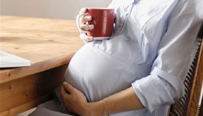 تناول القهوة والشاي خلال الحمل يقلل حجم الجنين