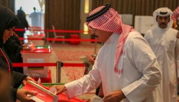 ‎ وزير الداخلية البحريني يدلي بصوته في الانتخابات 