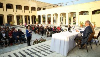 الممثلة المصرية لبلبة تتحدث إلى الكاتب المصري عادل حمودة خلال الندوة