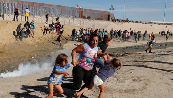 مهاجرون يفرون من قنابل الغاز عند الحدود المكسيكية الأمريكية