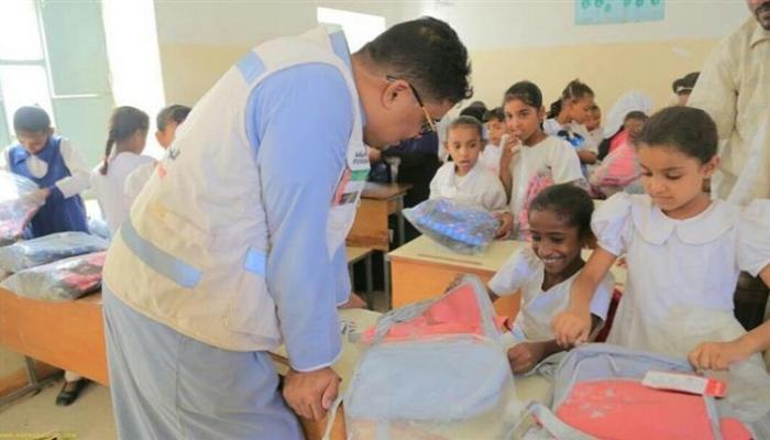 توزيع المستلزمات المدرسية في اليمن - أرشيفية