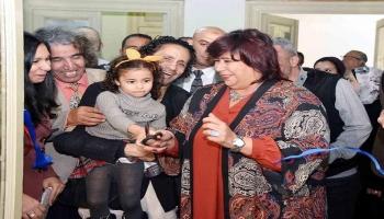 إيناس عبد الدايم تفتتح معرضا للطفلة روان جاسر 