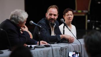 أثناء ندوة حول فيلم "الغراب الأبيض" بمهرجان القاهرة السينمائي الدولي 