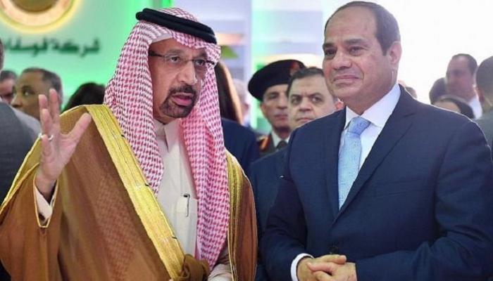 الرئيس المصري ووزير الطاقة السعودي في جناح المملكة بالمعرض