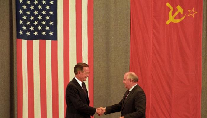صورة أرشيفية للرئيس الأمريكي بوش الأب وجورباتشوف يتصافحان - رويترز