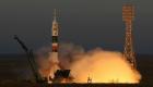 نجاح صاروخ روسي من طراز "سويوز" في إيصال 3 رواد إلى مدار الأرض