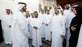 محمد بن زايد يستقبل فريق عمل مبادرة تعزيز قوة جواز السفر الإماراتي