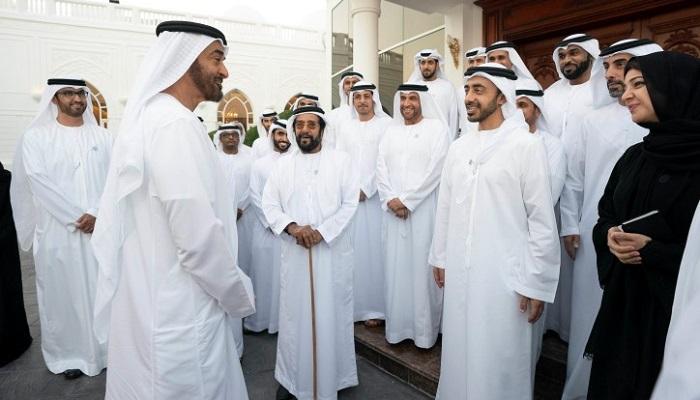محمد بن زايد يستقبل فريق عمل مبادرة تعزيز قوة جواز السفر الإماراتي