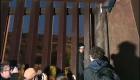 10 مهاجرين يتسلقون السياج الحدودي بين أمريكا والمكسيك خلال الليل