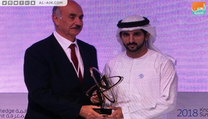 يتسلم جائزة محمد بن راشد للمعرفة