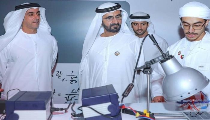 أحمد المطوع خلال شرح أحد اختراعاته