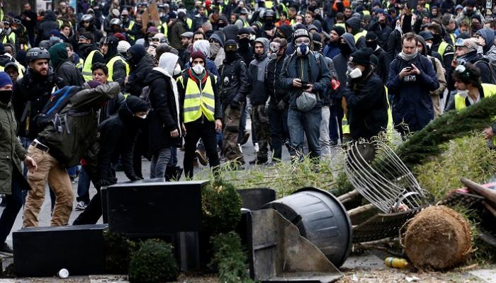 المتظاهرون يضرمون النيران في الأشجار بمنطقة الشانزليزيه