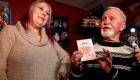 كندي يفتح هدية حبيبته السابقة بعد احتفاظه بها مغلقة 50 عاما