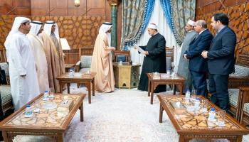 الشيخ عبدالله بن زايد آل نهيان يسلم شيخ الأزهر دعوة حضور المؤتمر 