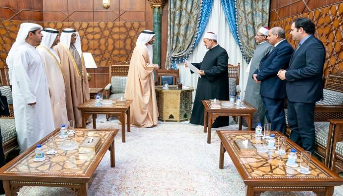 الشيخ عبدالله بن زايد آل نهيان يسلم شيخ الأزهر دعوة حضور المؤتمر