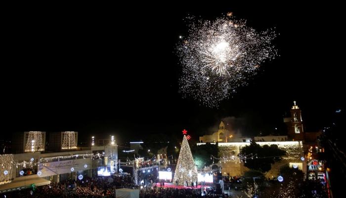 ألعاب نارية خلال حفل إضاءة شجرة عيد الميلاد خارج كنيسة المهد