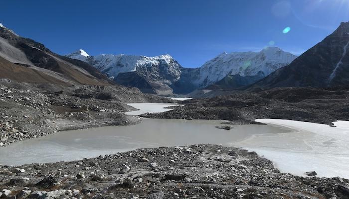 بحيرة إيمجا المتجمّدة في جبال النيبال