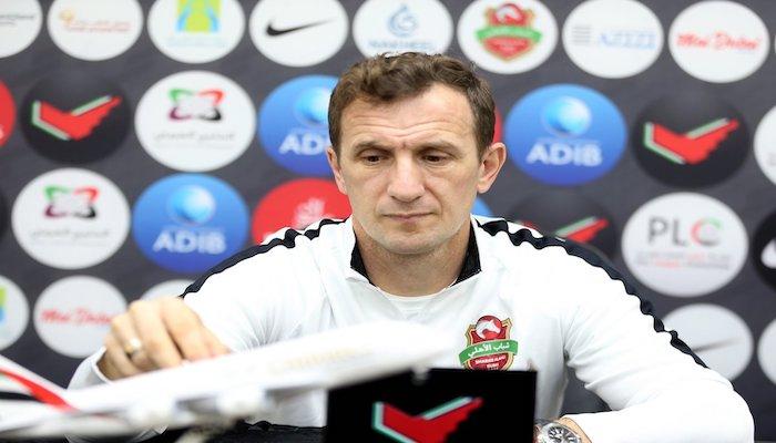 المدرب خلال المؤتمر الصحفي