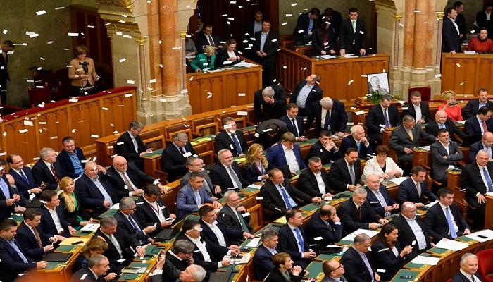 جلسة صاخبة بين الحكومة والمعارضة في البرلمان المجري