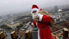 رجل يرتدي زي "بابا نويل" يتدلى من مبنى بألمانيا لتقديم هدايا للأطفال