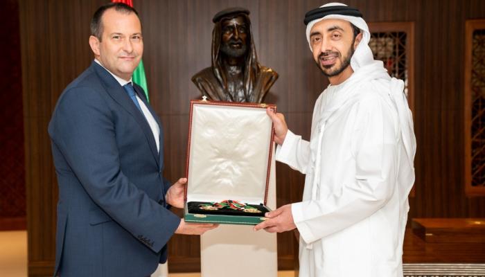 الشيخ عبدالله بن زايد آل نهيان يقلد سفير جمهورية نيوزيلندا الوسام