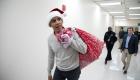 بالفيديو.. أوباما "بابا نويل" يوزع الهدايا على الأطفال المرضى 