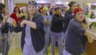  بالفيديو.. عاملون في مستشفى إيطالي يؤدون رقصة لإسعاد الأطفال 