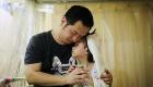 بالصور.. صيني يحقق أمنية طفلته مريضة السرطان بارتداء فستان زفاف