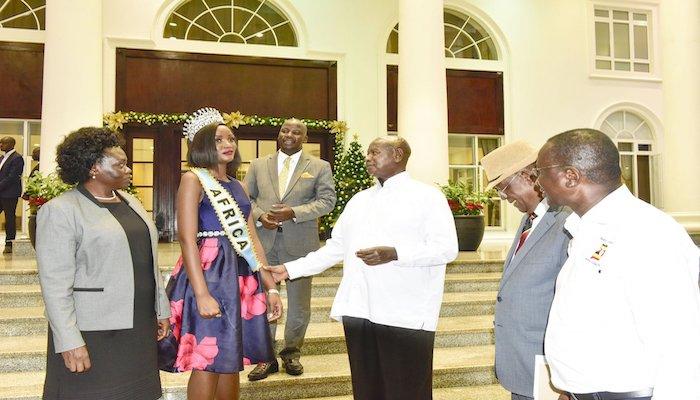 رئيس أوغندا مع ملكة جمال أفريقيا
