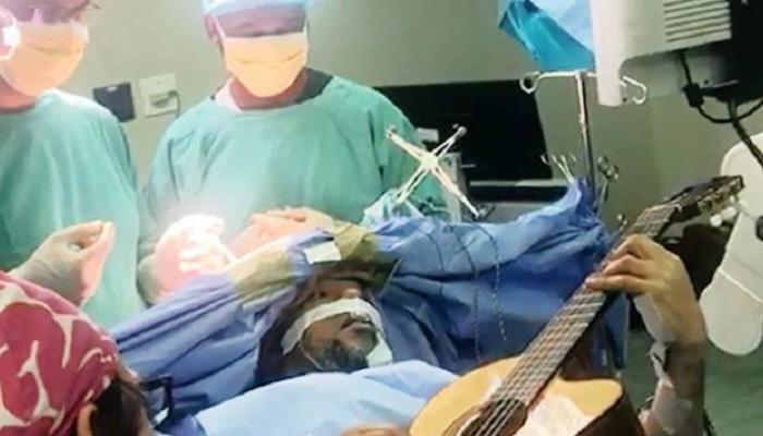 موسى مانزيني يعزف على أوتار الجيتار خلال العملية