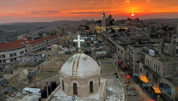 زوار عيد الميلاد يتوافدون على كنيسة المهد