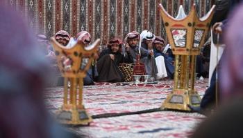 زوار الجنادرية يستذكرون قصص الآباء والأجداد في "مجلس بيت الشعر"