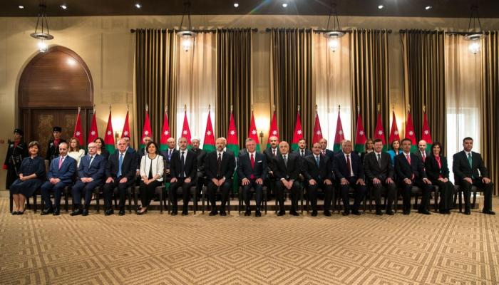 الحكومة الأردنية برئاسة عمر الرزاز يتوسطها الملك عبدالله الثاني