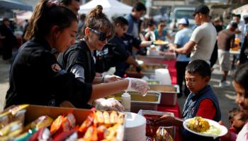 تقديم وجبة لطفل من أبناء المهاجرين