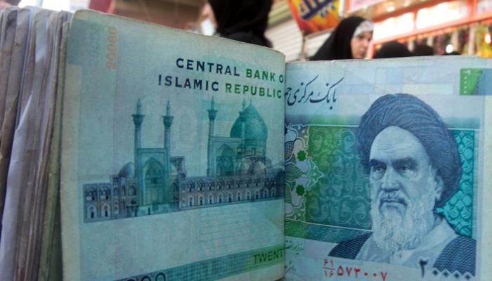 الريال الإيراني يدفع ثمن تخبط سياسات حكومة روحاني