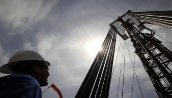 النفط يعاود الارتفاع مسجلا 51 دولارا