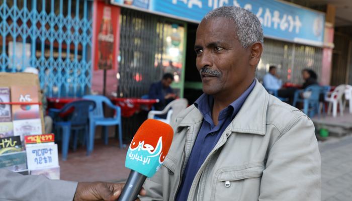 بائع كتب يتحدث أمام أحد المقاهي في أديس أبابا