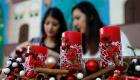 معلمة فلسطينية تصنع شموع عيد الميلاد يدويا