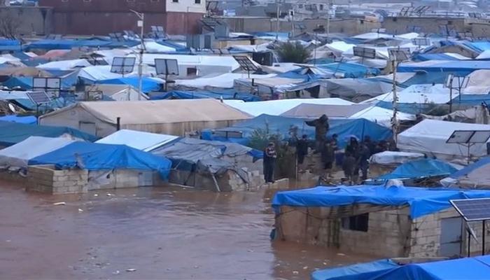 الفيضانات تجتاح مخيمات اللاجئين في شمال سوريا
