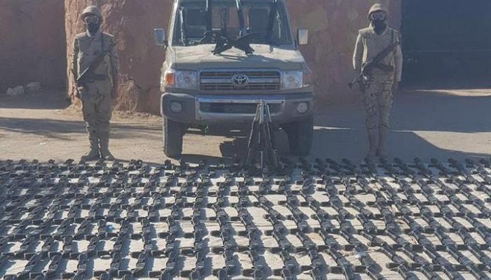 جنديان مصريان أمام الأسلحة المضبوطة