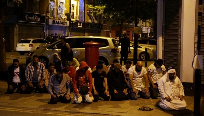 صورة أرشيفية للمصلين أمام الجامع قبل دهسهم - أ. ف. ب