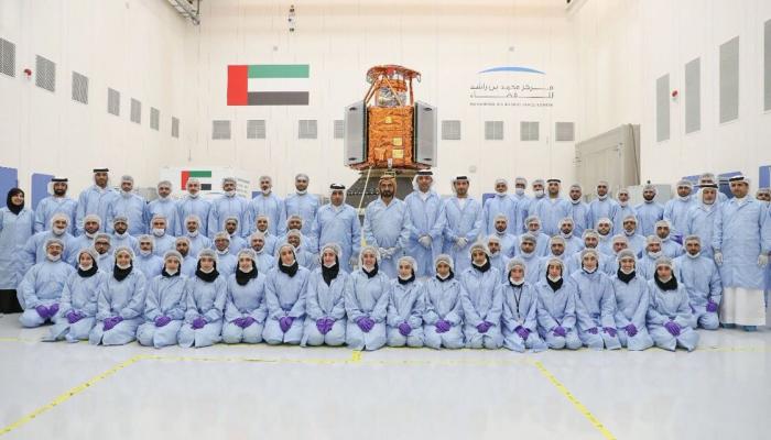 الشيخ محمد بن راشد آل مكتوم وفريق عمل القمر الصناعي