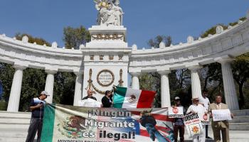 احتجاجات مكسيكية على سياسة الهجرة الأمريكية - رويترز